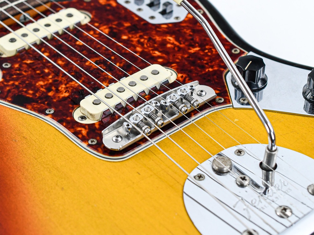 [L79485] Fender Jaguar Three Tone Sunburst 1965-10.jpg