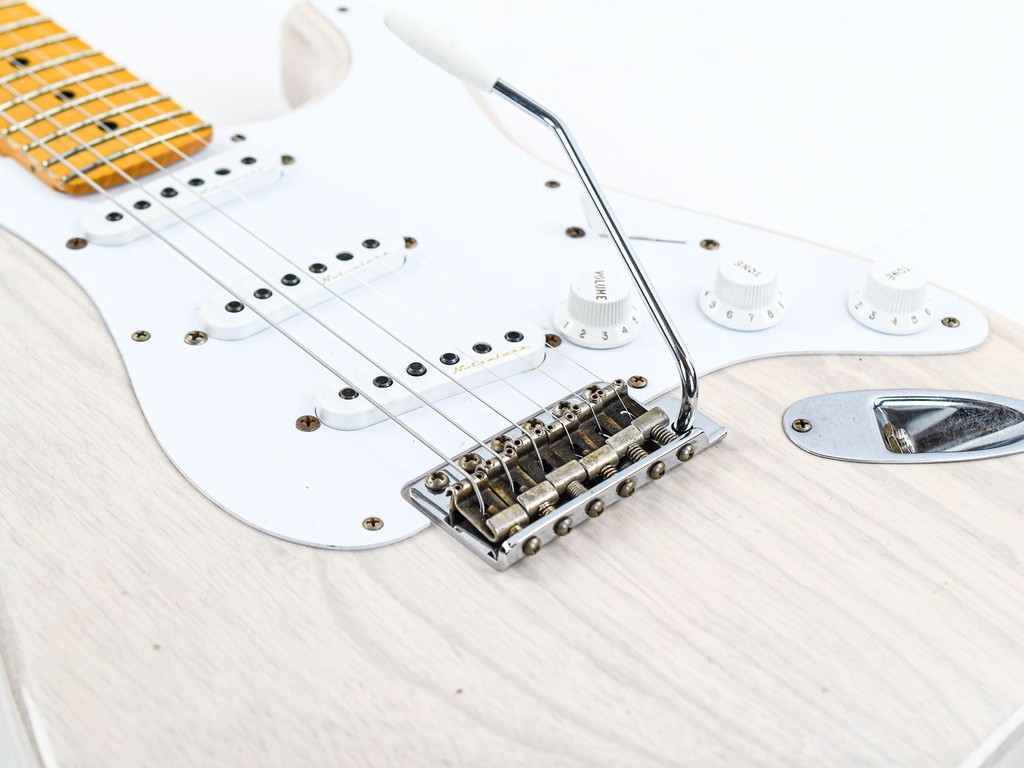 Fender Eric Clapton Signature Stratocaster Journeyman Relic Maple Fingerboard Aged White Blonde-11.jpg