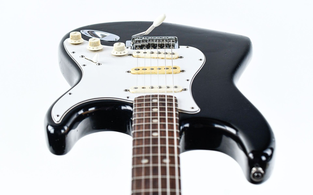Fender Stratocaster Black 1973-12.jpg