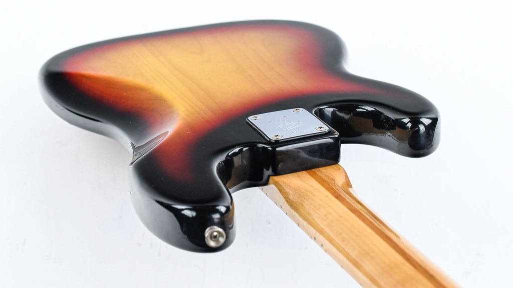 Fender Precision Bass 3 Tone Sunburst 1973-9.jpg