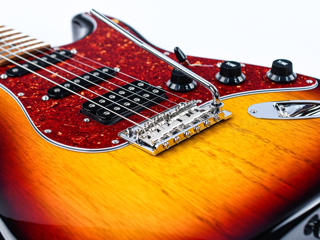 Suhr Classic S LTD Paulownia Trans 3 Tone Burst-10.jpg