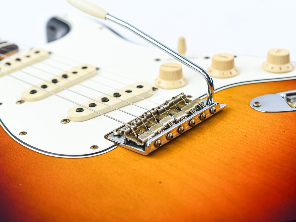 Fender Custom Shop 1965 Stratocaster 3 Tone Sunburst Relic-11.jpg