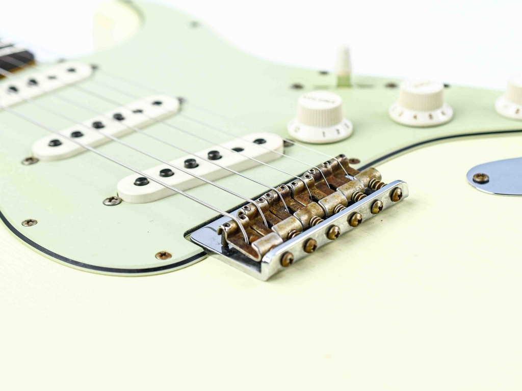 Fender Custom Shop '62 Stratocaster Relic Hardtail Vintage White 2022-11.jpg