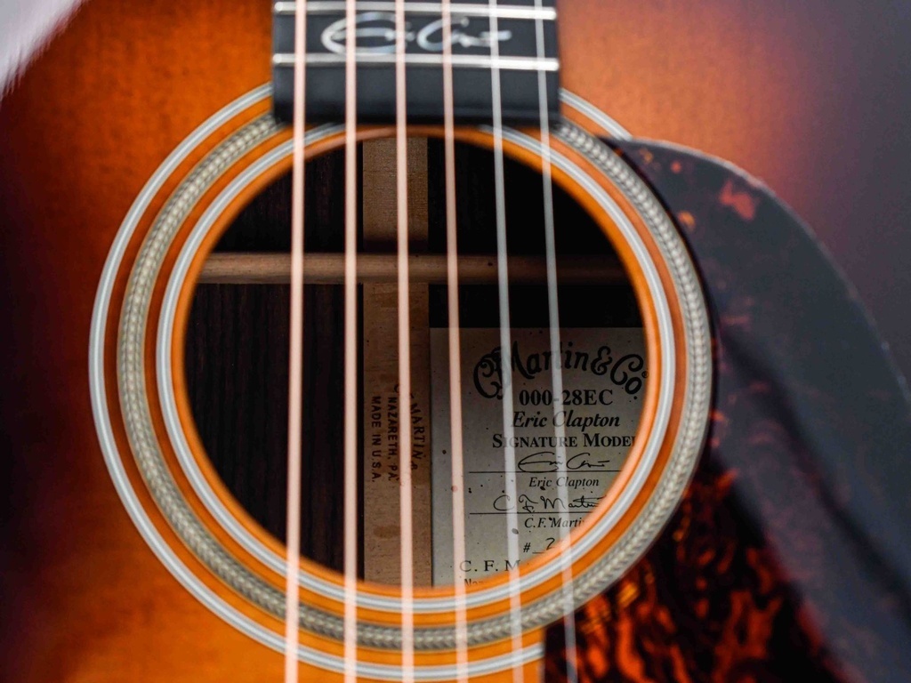 Martin 00028EC Eric Clapton Sunburst 2014-13.jpg