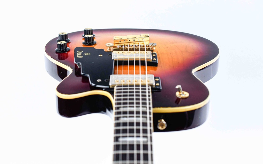 Guild M75 Bluesbird Sunburst 1972-12.jpg