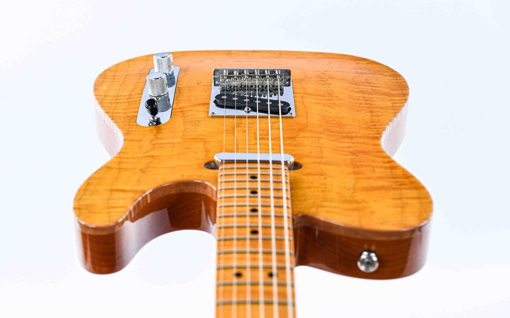 Fender Select Carved Maple Top 2012-12.jpg