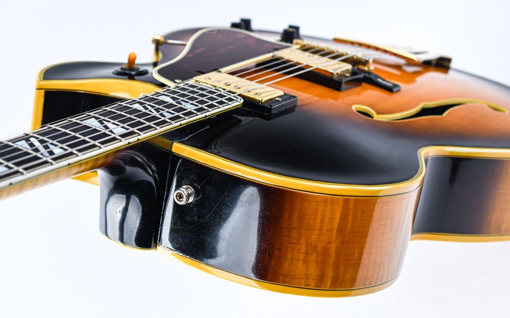 [895954] Gibson Super 400 Sunburst 1967-8.jpg