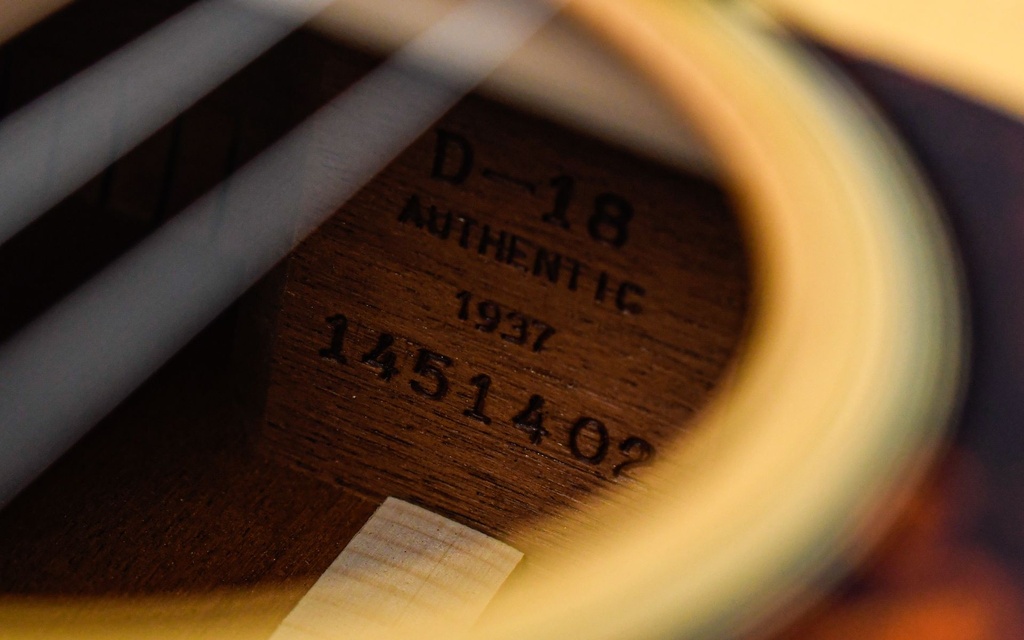 [1451402] Martin D18 Authentic 1937 2010-12.jpg