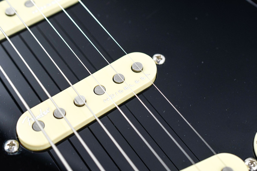 Fender American Ultra Luxe Stratocaster 3 Tone Sunburst  2022-13.jpg