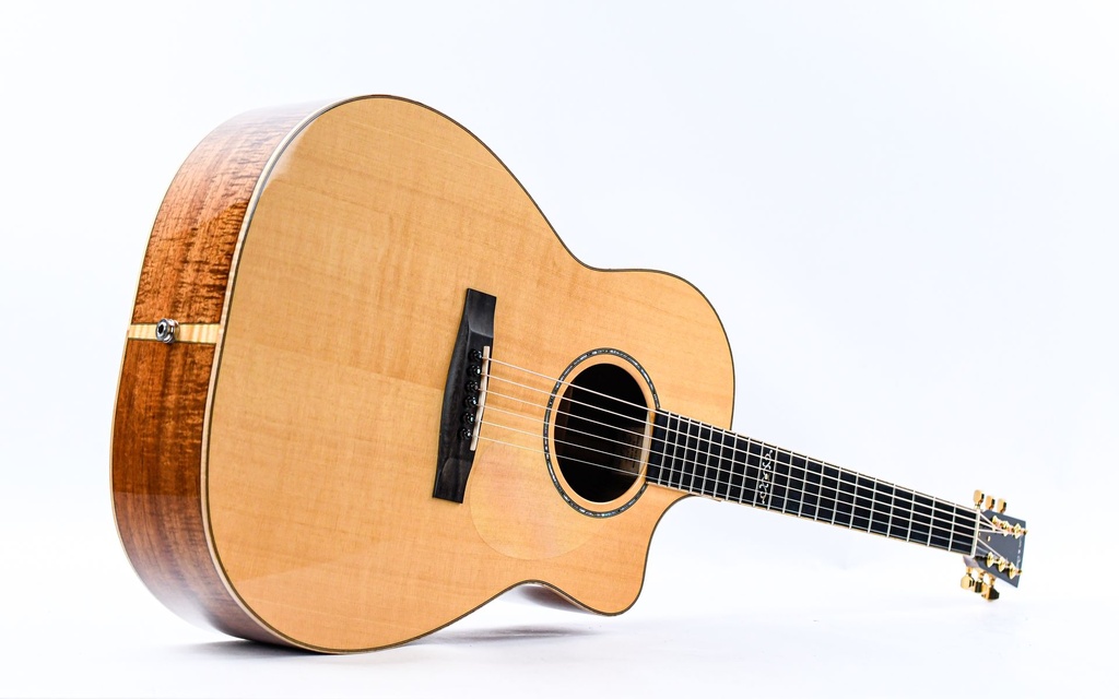 Huss & Dalton CM Custom Australian Blackwood 2011-12.jpg