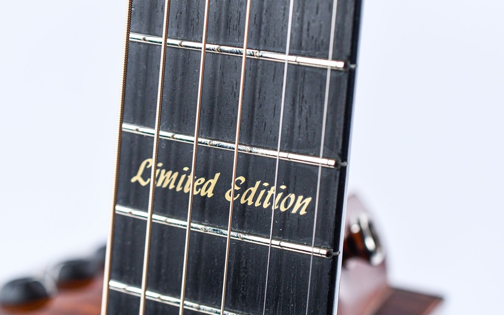 Taylor 414CE Limited Edition 2006-12.jpg