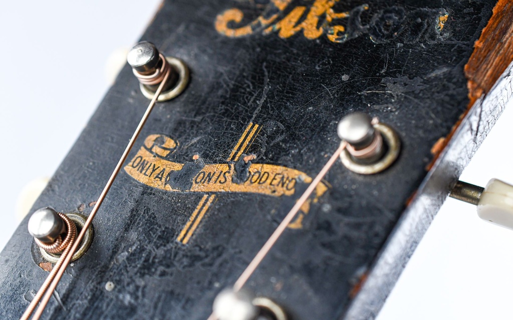 Gibson LG2 Satin Banner 1944-14.jpg