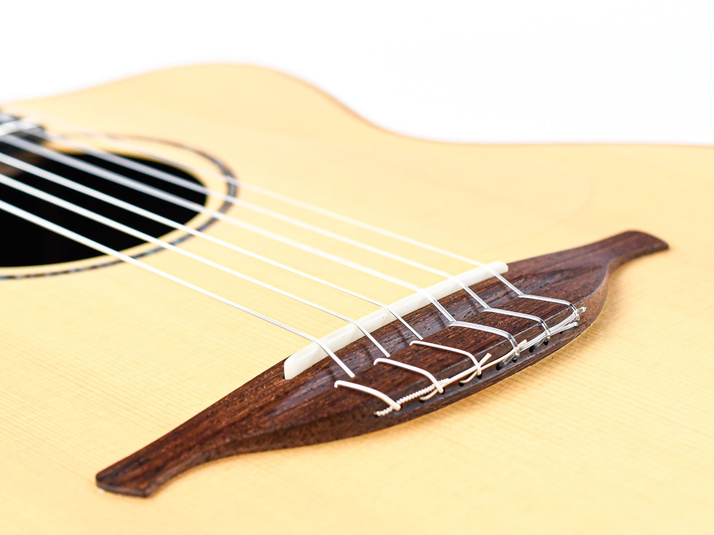 Lowden S35J Brazillian Alpine Spruce 2014-12.jpg