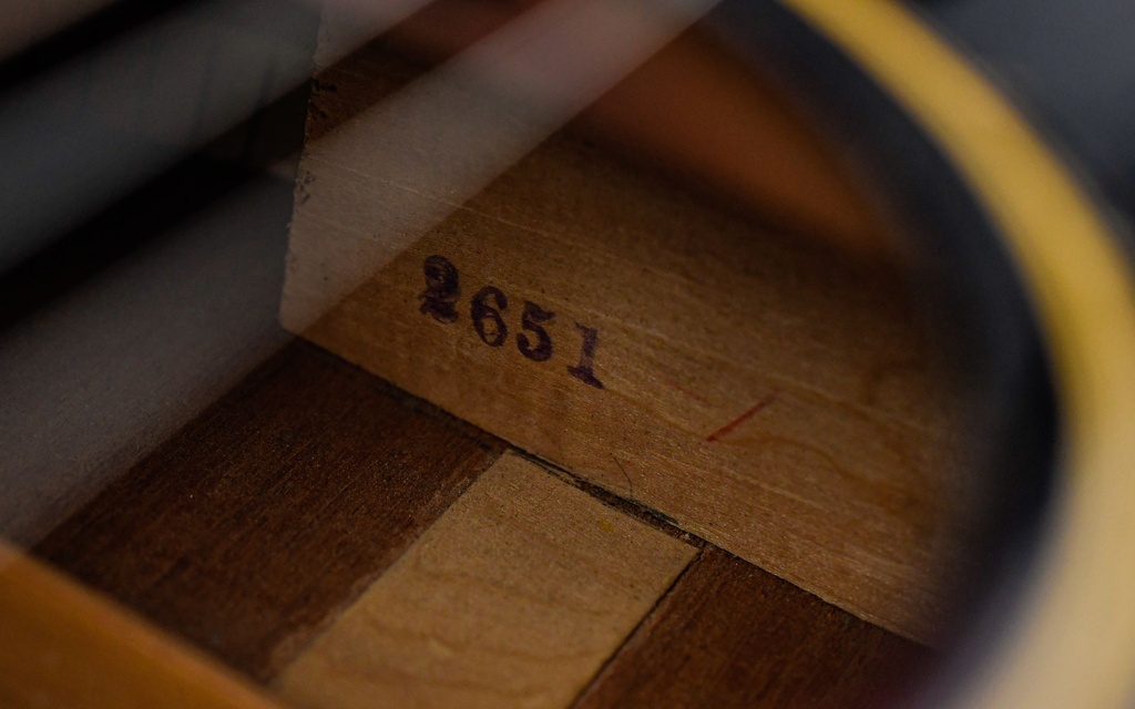 Gibson LG2 Banner Sunburst 1944-13.jpg