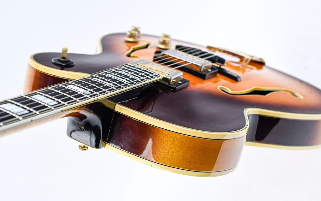 Gibson Byrdland Sunburst 1969-8.jpg