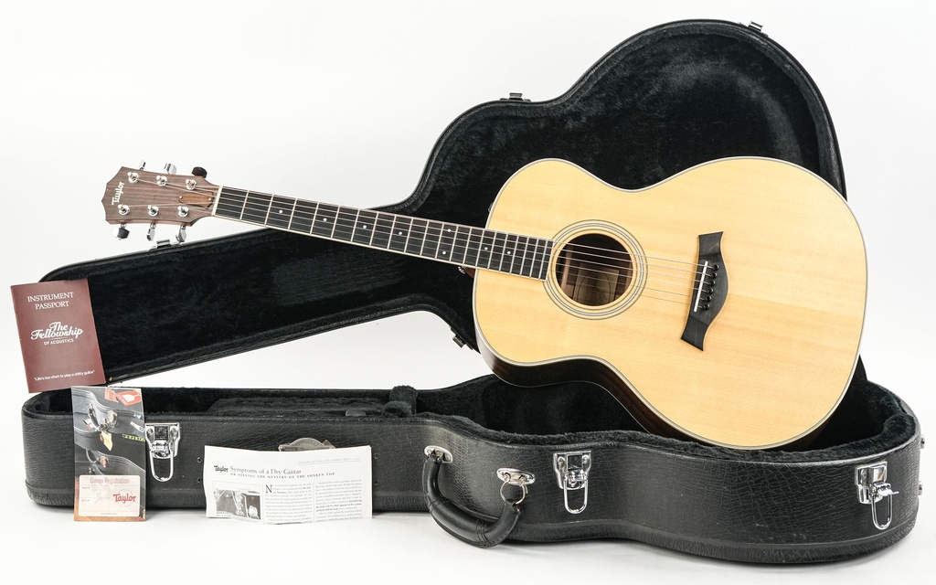 Taylor GA4 Walnut Spruce Lefty 2007-1.jpg