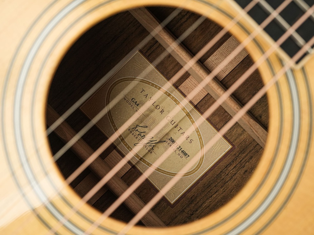 Taylor GA4 Walnut Spruce Lefty 2007-11.jpg