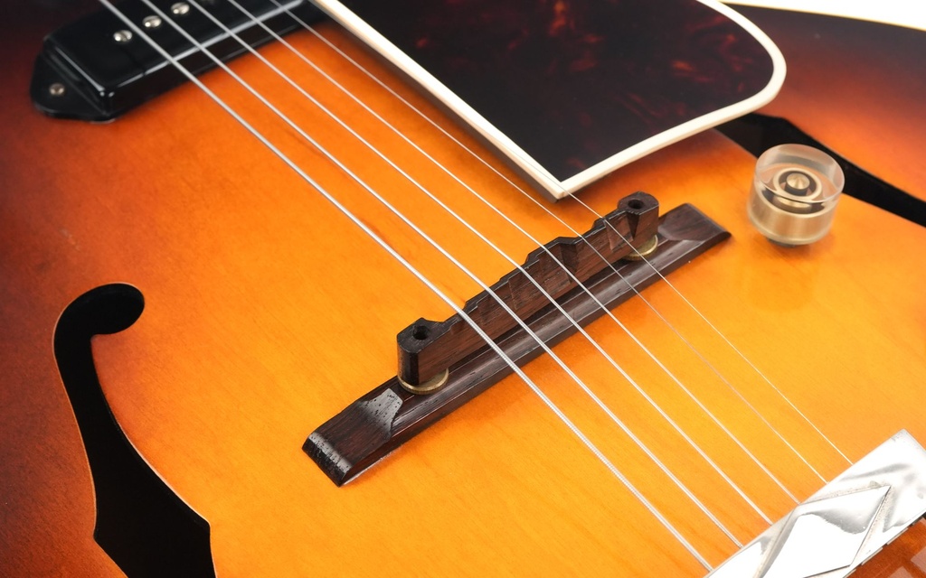 Gibson ES150 Sunburst 1946-10.jpg