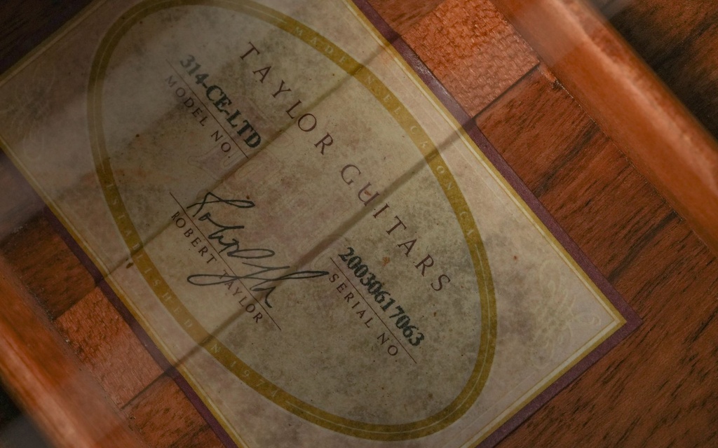 Taylor 314CE Koa LTD ES2 2003-12.jpg