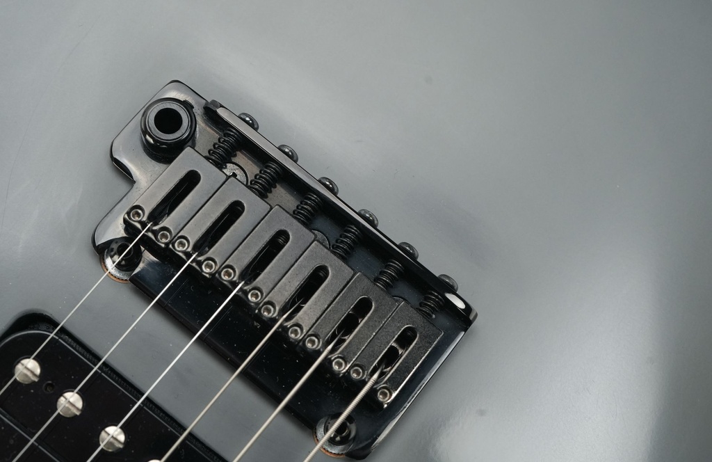 Suhr Moder Terra Mountain Grey LTD 2022-2.jpg