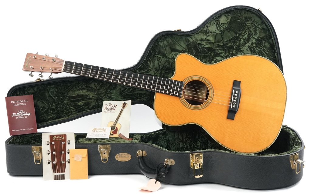 Martin OMC28 Laurence Juber 2004.jpg