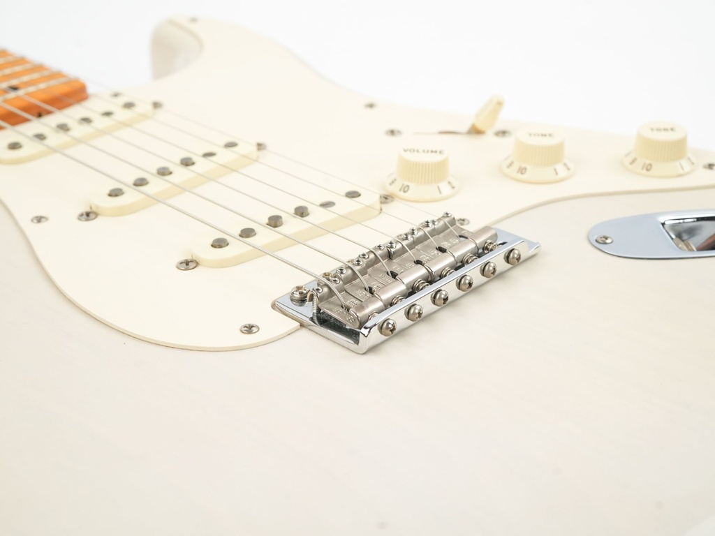 Fender Stratocaster Eric Johnson White Blonde 2006-10.jpg