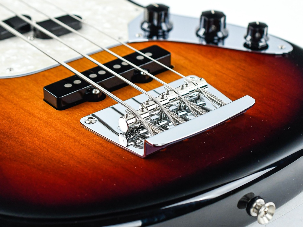 Fender American Performer Mustang Bass 3 Tone Sunburst RW-10.jpg