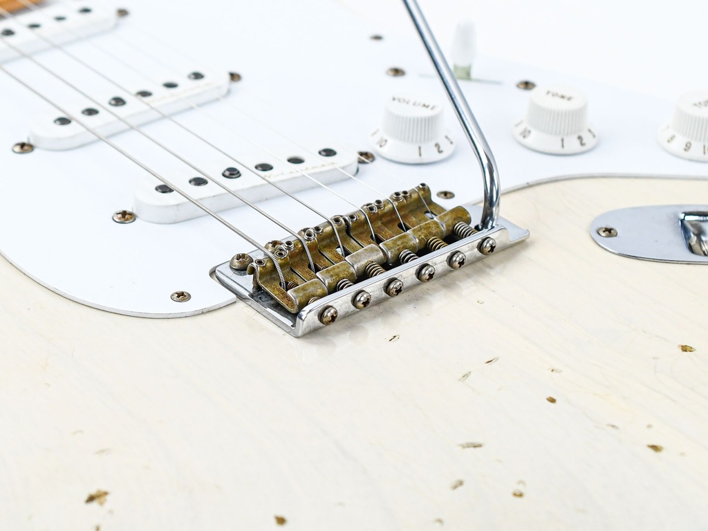 Fender Custom Shop EC Stratocaster Journeyman Relic White 2017-10.jpg