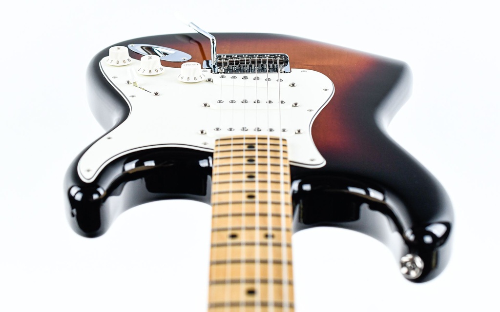 Fender Player Stratocaster 3 Tone Sunburst MN-12.jpg