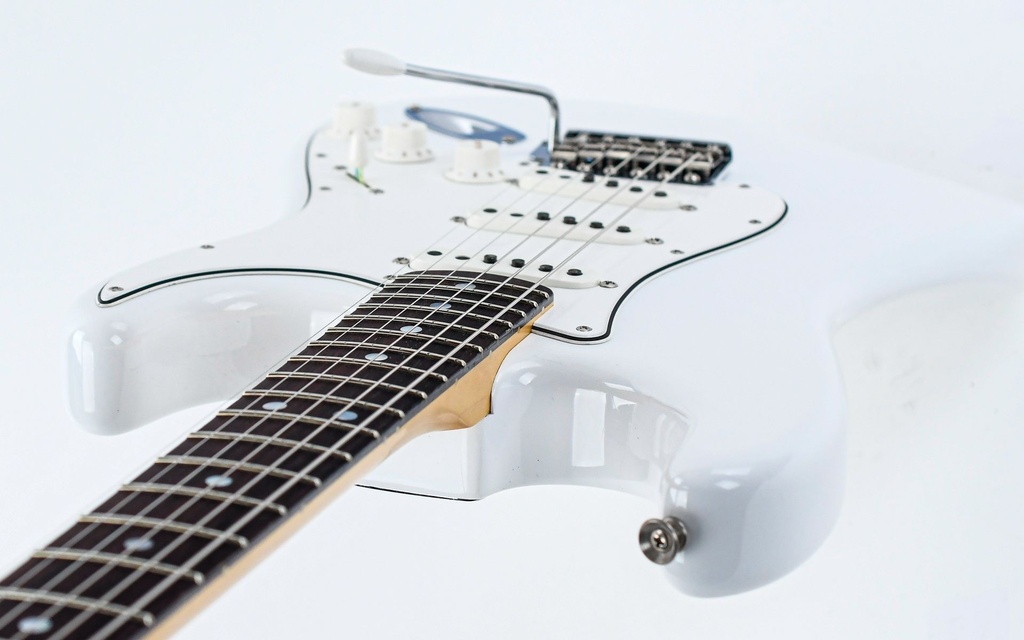 Fender Custom Shop 65 Stratocaster CC RW Faded Arctic White-8.jpg