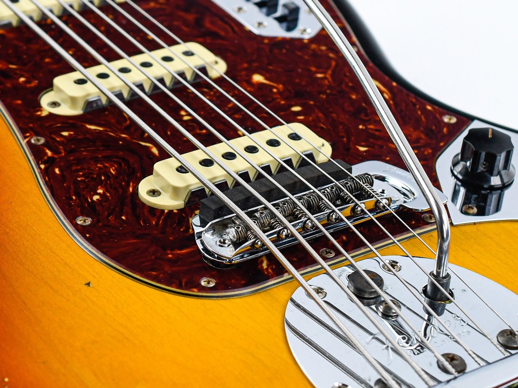 Fender Custom Shop B3 Bass VI Journeyman 3 Tone Sunburst-11.jpg