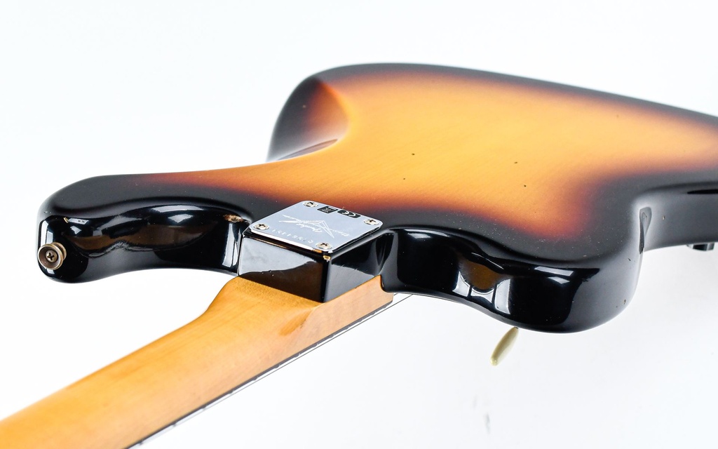 Fender Custom Shop B3 Bass VI Journeyman 3 Tone Sunburst-10.jpg